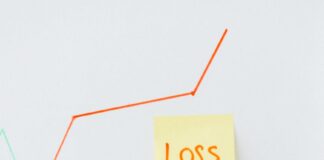 2026年中国经济的系统分析 person holding orange and white sticky note